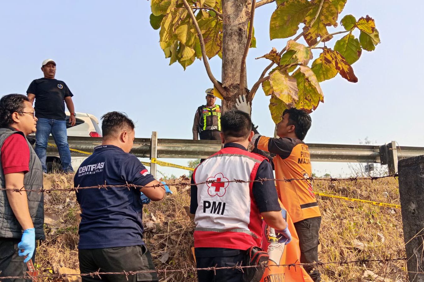 Pria 57 Tahun Ditemukan Meninggal di Pohon Jati di Bahu Tol Mojokerto-Jombang