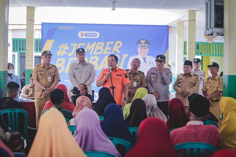 Giliran Warga Kemuning Sari Jember dapat BLT DBHCHT