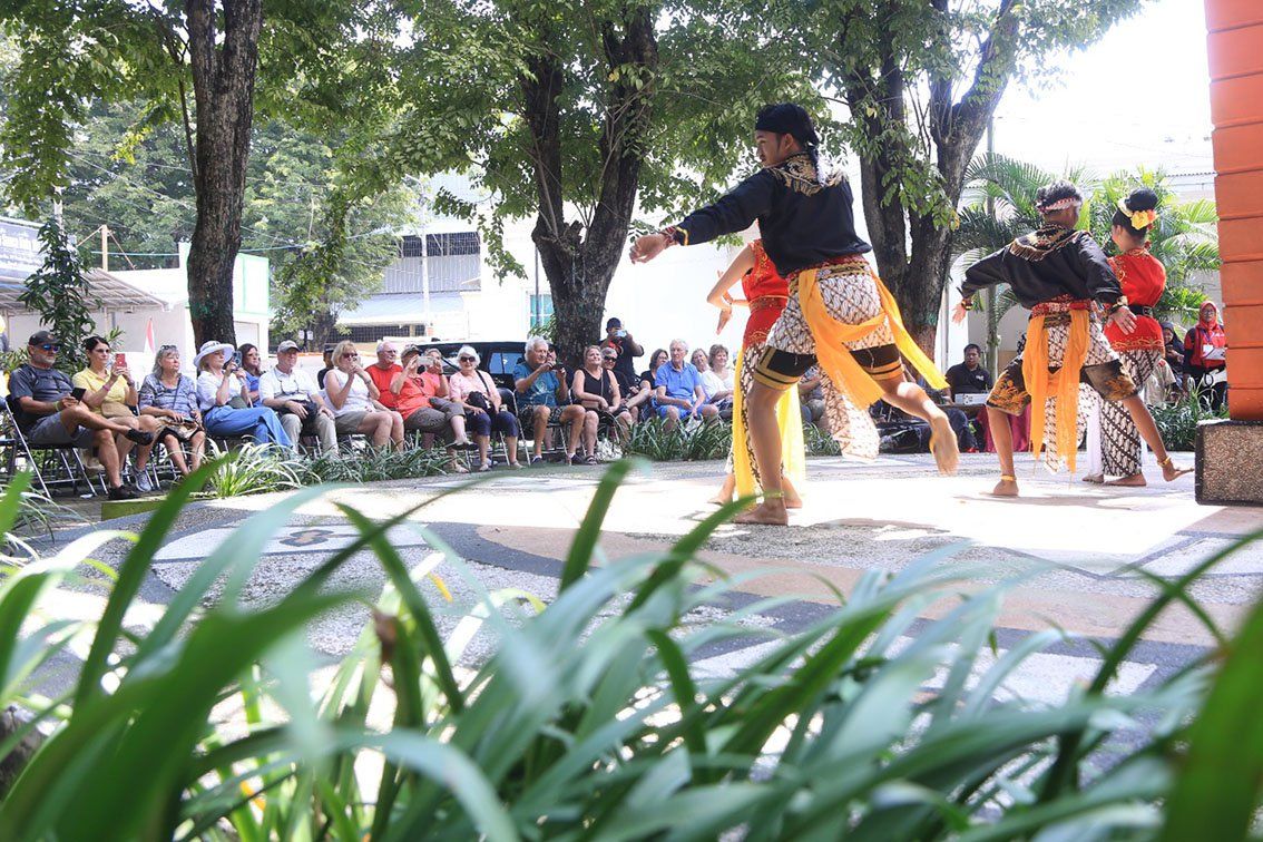 Wisatawan Mancanegara Wisata Budaya dan Sejarah di Kota Bayuangga