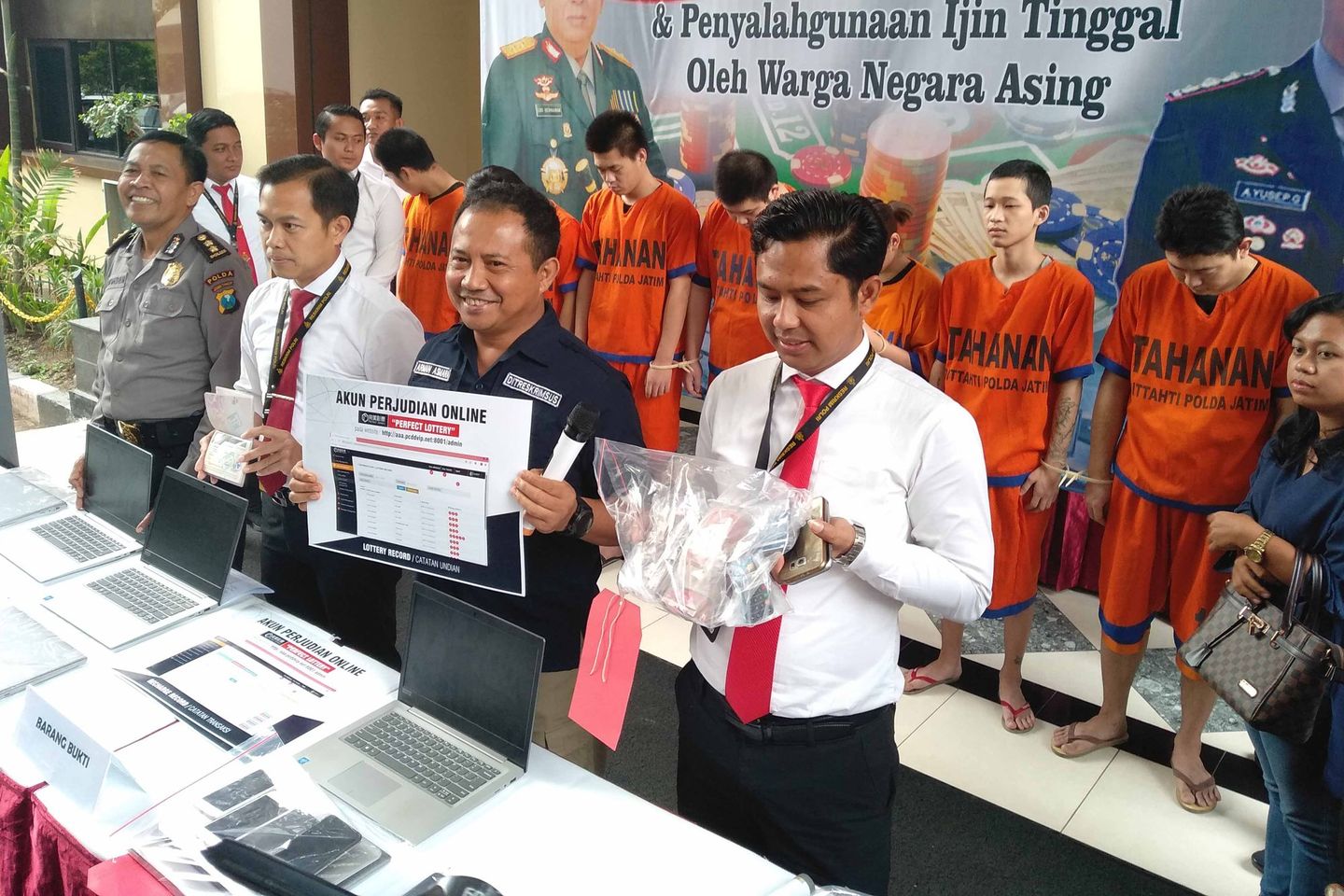 Bisnis Judi Online, Tujuh WNA Cina Ditangkap