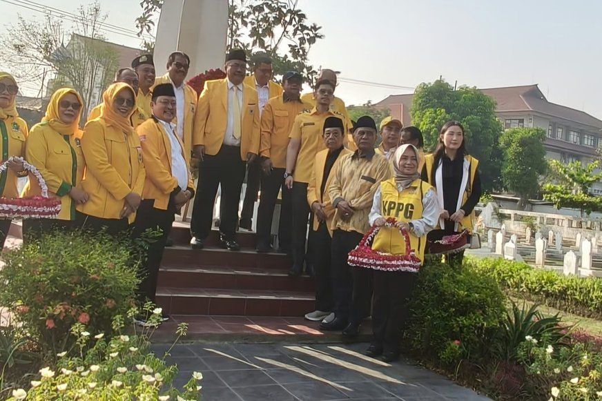 HUT ke-62 Golkar, Pengurus DPD Jatim Ziarah ke Makam Bung Tomo