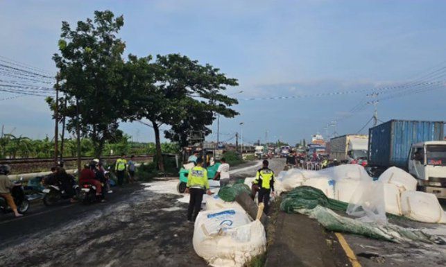 38 Ton Gula Pasir Tumpah di Jalan Nasional Lamongan-Gresik, Ini Penyebabnya