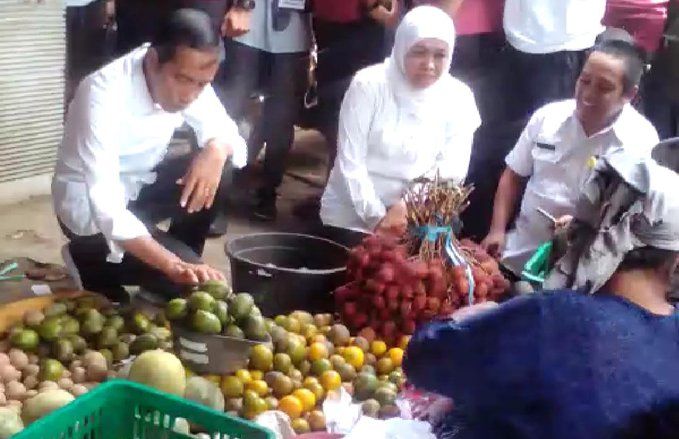 Jokowi Beli Kedondong dan Tomat di Pasar Tradisional Probolinggo