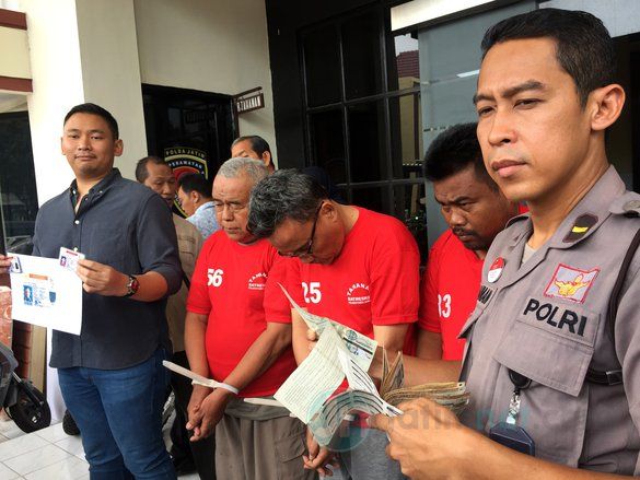 Tiga Komplotan Pembuat SIM Palsu Diamankan Polrestabes Surabaya