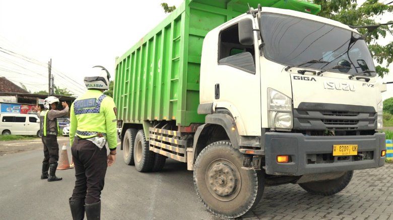 Satlantas Polres Gresik Tindak Puluhan Angkutan Barang Melanggar Jam Operasional&nbsp;