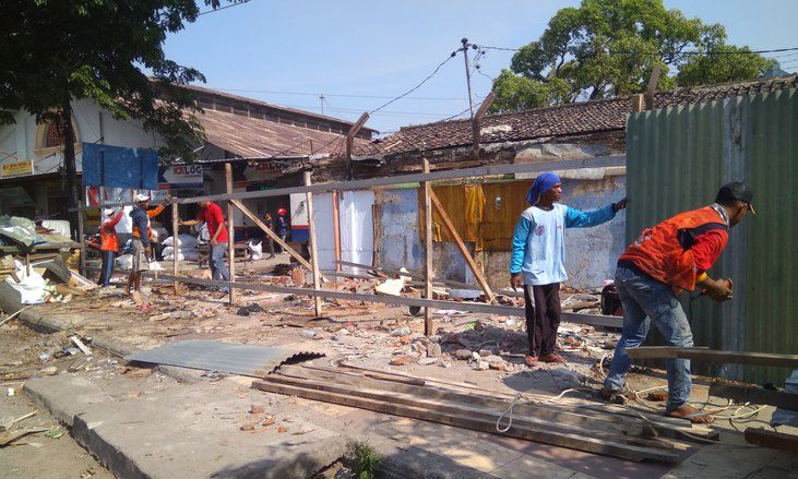 Kembangkan Stasiun Madiun, PT KAI Bongkar Bangunan Liar Milik Warga
