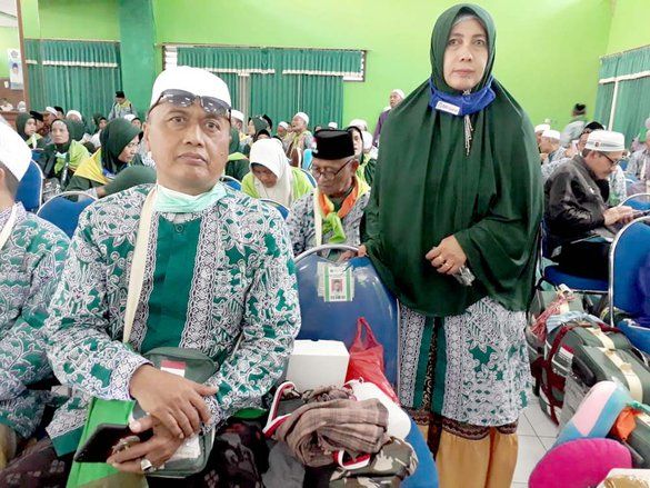 Sembuh Dari Penyakitnya, Jemaah Haji Lamongan Hibahkan Kursi Roda ke Pengurus Masjidilharam