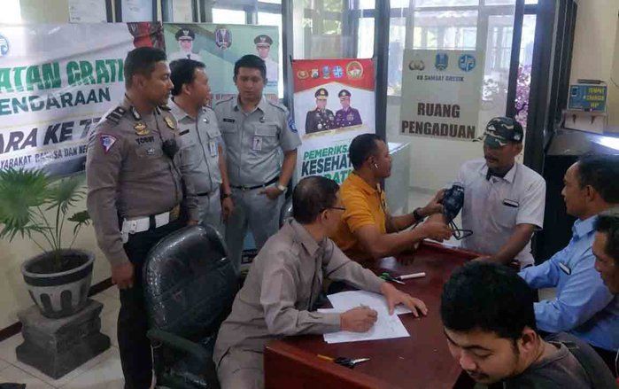 Di Gresik, Bayar Pajak Kendaran Bisa Sekaligus Cek Kesehatan