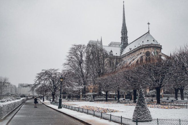 Notre-Dame Terbakar, 500 Petugas Memadamkan Api
