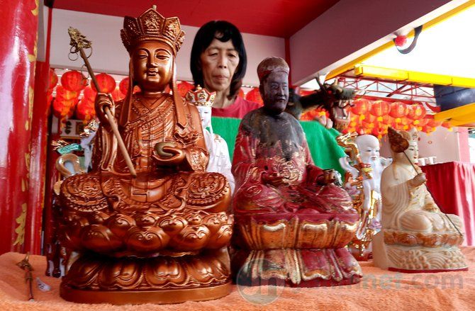 Puluhan Patung Dewa Dimandikan di TITD Pay Lien San Jember