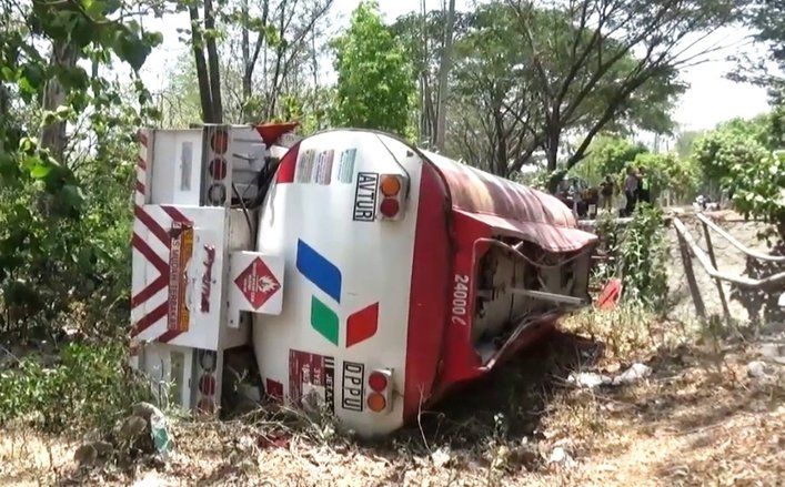 Truk Pengangkut Avtur Tujuan Lanud Iswahjudi Terguling di Saradan Madiun