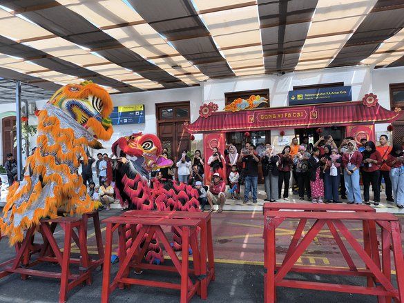 Libur Imlek dan Isra Mikraj, KAI Daop 9 Jember Suguhkan Barongsai dan Diskon Tarif 50 Persen 