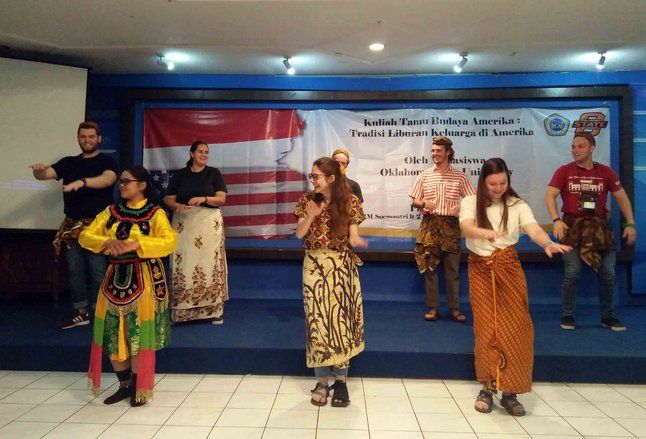 Tujuh Mahasiswa Universitas Oklahoma Belajar Budaya di Unitomo Surabaya