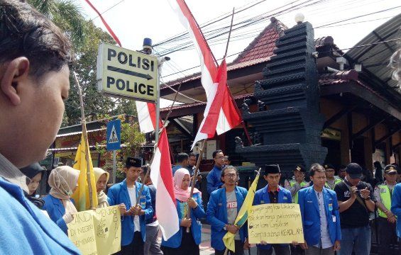Mahasiswa Demo di Mapolres Blitar Tuntut Ungkap Penembak Randy