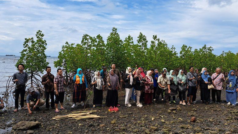 DLH Lakukan Pelestarian Blue Carbon di Pantai Bohay dan Pantai Duta Probolinggo