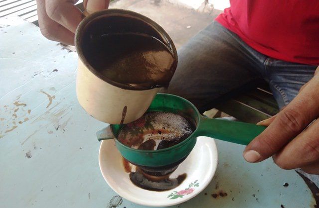 Mencecap Nikmatnya Kopi Saring <em>Mbok</em> Tajeng Dawarblandong