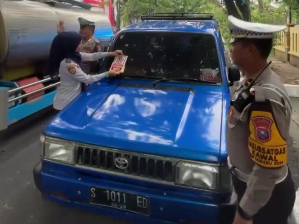 Parkir Sembarangan, Tiga Mobil di Jalan Kusuma Bangsa Lamongan Ditertibkan Dishub