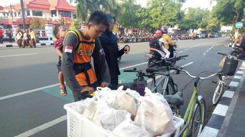 Sedekah Nasi Bungkus Ala Komunitas Sepeda Blitar