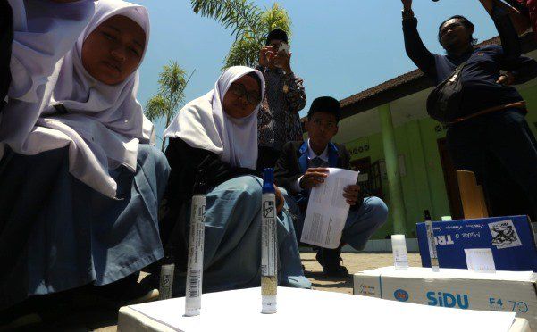 Pelajar di Jember Ramai-ramai Amati Fenomena Hari Tanpa Bayangan