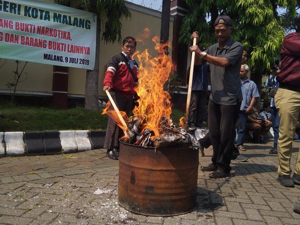 Kejaksaan Kota Malang Musnahkan Barang Bukti Perkara Ilegal
