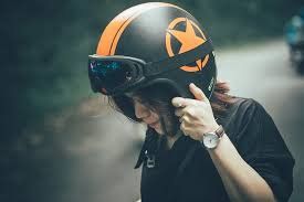Ini Risiko Kesehatan Sering Bergiliran Pakai Helm