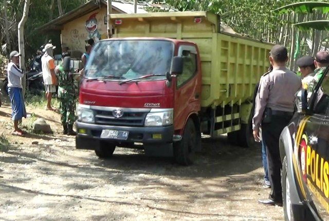 Warga Dua Desa di Probolinggo Blokade Jalan Menuju Tambang Pasir