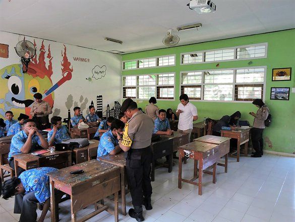 Sidak Sekolah di Situbondo, Aparat Sita 41 Ponsel Berisi Konten Cabul