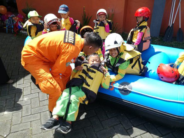 Pelajar PAUD dan TK Berkenalan dengan Basarnas Jember