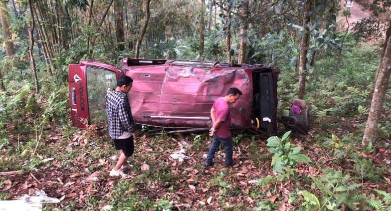 Akibat Rem Blong, Dua Mobil Masuk Jurang di Jalur Cangar-Pacet