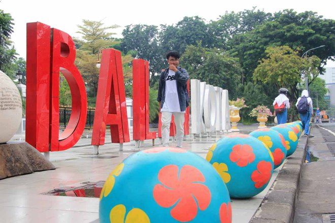 Bola Beton Percantik Trotoar di Surabaya