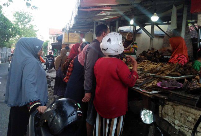Lebaran, Penjual Ikan Asap Kenjeran Beromzet Rp 5 Juta