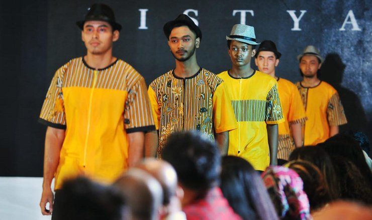 Batik Oren, Busana yang Pas untuk Pria Milenial
