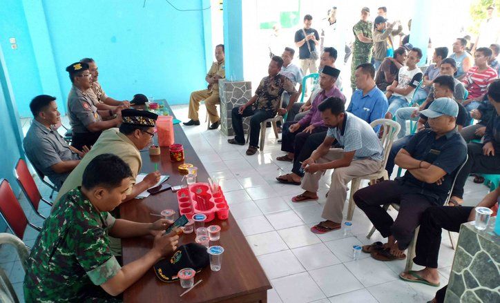 Warga Pakuniran Geruduk Kantor Desa Protes Penyelewengan Dana Desa