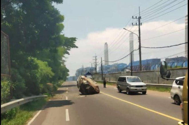 Batu Besar Jatuh di Jalur Pantura depan PLTU Paiton, Arus Lalu Lintas Sempat Tersendat