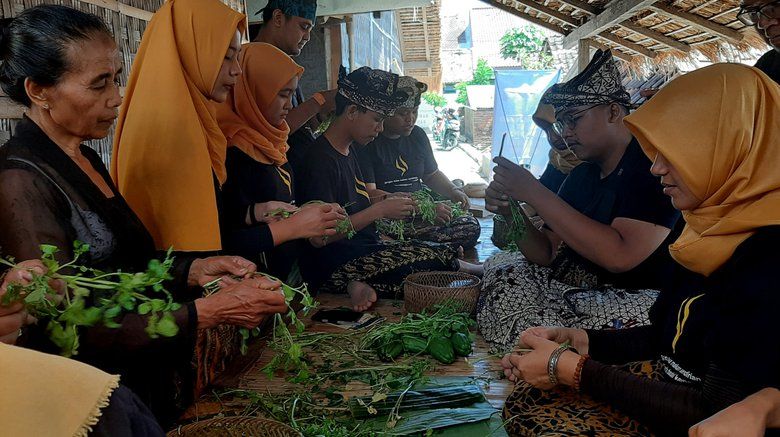 Pemuda Banyuwangi Belajar Memasak Makanan Ritual
