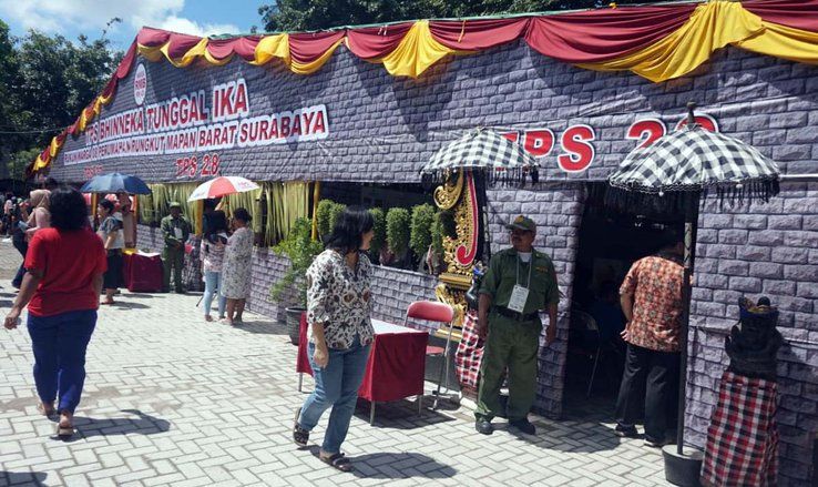 Warga Surabaya Habiskan Rp50 Juta Bikin TPS Bernuansa Etnik