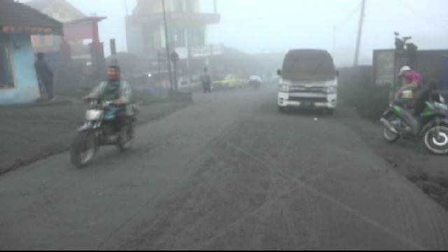 Enam Desa di Sukapura Terpapar Abu Vulkanik Gunung Bromo