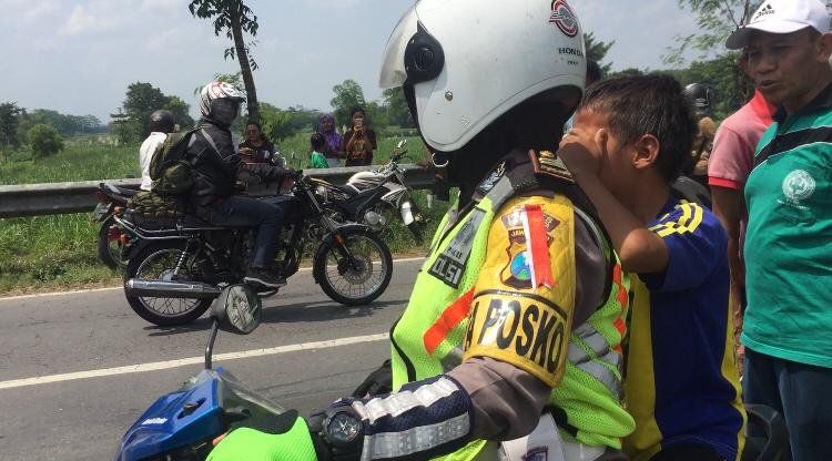 Kepingin Melihat Rekonstruksi Pembunuhan Blitar, Bocah ini Malah <em>Nangis</em>