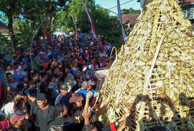 Hadrah dan Tari Reog Iringi Arak-arakan Gunungan 1.001 Ketupat
