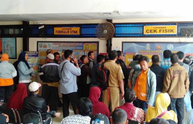 Denda Dibebaskan, Wajib Pajak Mulai Padati Kantor Samsat