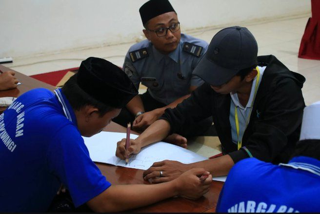 Isi Kegiatan Ramadan, Warga Binaan Lapas Banyuwangi Dilatih Seni Kaligrafi