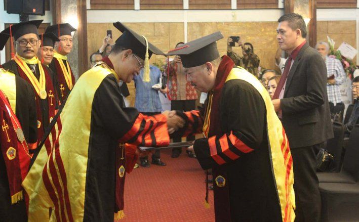 Perangi Korupsi, Mantan Kajati Maruli Dapat Gelar Honoris Causa 