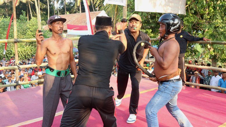 Warga Blitar Tradisikan Tiban, Adu Cambuk Antar Pendekar