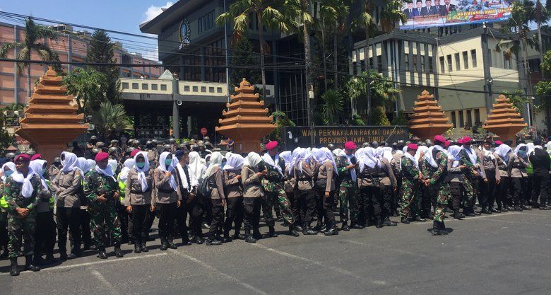 Polisi Terjunkan Pasukan Asmaul Husna dalam Aksi di DPRD Jatim
