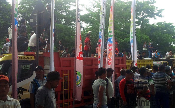 Aksi Sopir Berhasil Keluarkan Truk yang Ditahan Kejari Banyuwangi