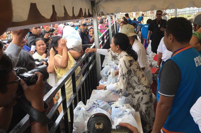 Menteri Rini Bagikan Paket Terakhir Program Pangan Murah