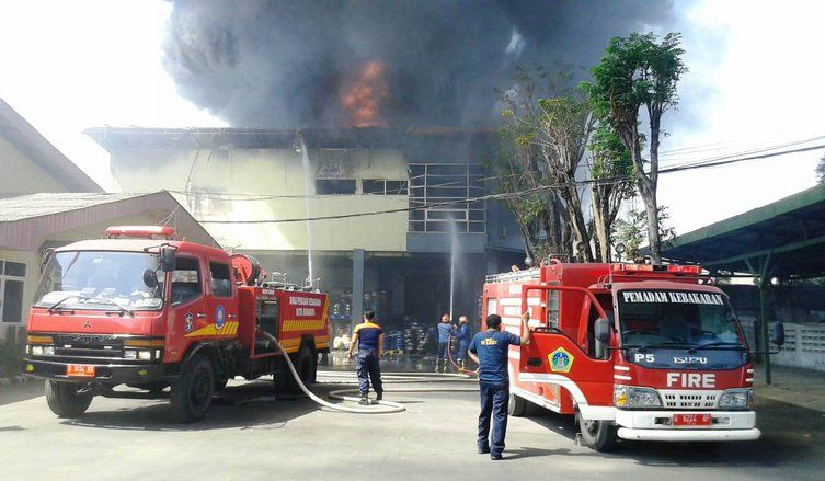 Diduga Korsleting, Pabrik Selang Driyorejo Terbakar