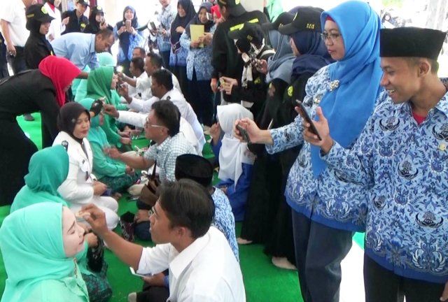 Serunya Lomba Merias Wajah Istri Antar Kades di Probolinggo