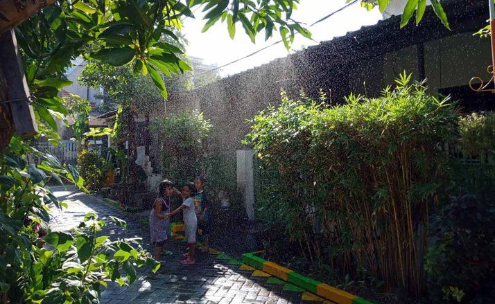 Warga Tambak Segaran Ubah Air Selokan Jadi Hujan Buatan