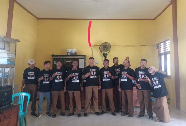Kades dan Perangkat Desa di Lamongan Berpose Dua Jari dan Pakai Kaos Cabup-Cawabup